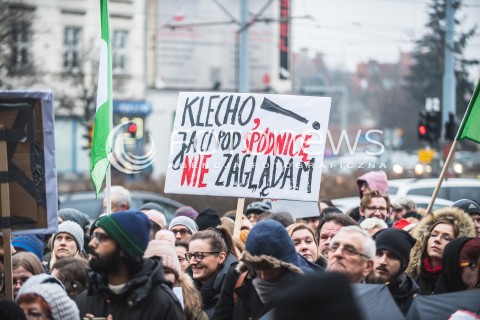  23.03.2018 GDANSK<br />CZARNY PIATEK - PROTEST KOBIET PRZECIWKO USTAWIE ANTYABORCYJNEJ<br />N/Z TRANSPARENT KLECHO JA CI POD SPODNICE NIE ZAGLADAM<br /> 