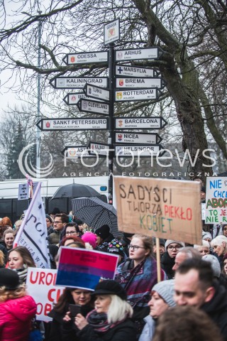  23.03.2018 GDANSK<br />CZARNY PIATEK - PROTEST KOBIET PRZECIWKO USTAWIE ANTYABORCYJNEJ<br />N/Z ZNAK UKAZUJACY MIASTA PARTNERSKIE GDANSKA WYLANIAJACY SIE POSROD TRANSPARENTOW<br /> 
