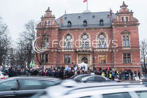  23.03.2018 GDANSK<br />CZARNY PIATEK - PROTEST KOBIET PRZECIWKO USTAWIE ANTYABORCYJNEJ<br />N/Z MANIFESTANCI ZGROMADZENI POD BUDYNKIEM RADY MIASTA GDANSK<br /> 