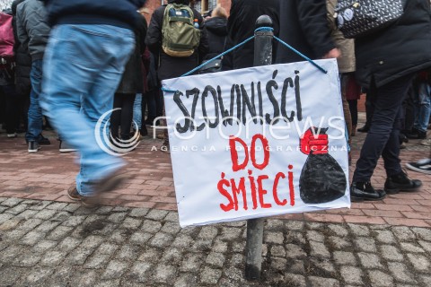  23.03.2018 GDANSK<br />CZARNY PIATEK - PROTEST KOBIET PRZECIWKO USTAWIE ANTYABORCYJNEJ<br />N/Z TRANSPARENT SZOWINISCI DO SMIECI<br /> 