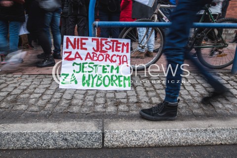  23.03.2018 GDANSK<br />CZARNY PIATEK - PROTEST KOBIET PRZECIWKO USTAWIE ANTYABORCYJNEJ<br />N/Z TRANSPARENT NIE JESTEM ZA ABORCJA JESTEM ZA WYBOREM<br /> 