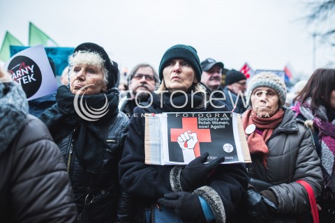  23.03.2018 GDANSK<br />CZARNY PIATEK - PROTEST KOBIET PRZECIWKO USTAWIE ANTYABORCYJNEJ<br />N/Z KOBIETA Z TRANSPARENTEM SOLIDARITY WITH POLISH WOMEN NOW AGAIN<br /> 