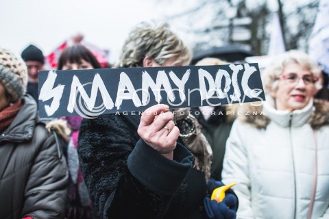  23.03.2018 GDANSK<br />CZARNY PIATEK - PROTEST KOBIET PRZECIWKO USTAWIE ANTYABORCYJNEJ<br />N/Z TRANSPARENT MAMY DOSC<br /> 