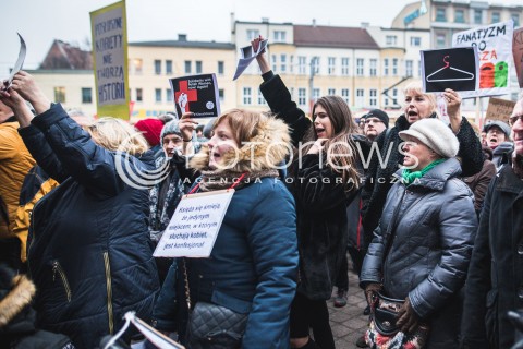  23.03.2018 GDANSK<br />CZARNY PIATEK - PROTEST KOBIET PRZECIWKO USTAWIE ANTYABORCYJNEJ<br />N/Z MANIFESTUJACE KOBIETY PRZED BUDYNKIEM RADY MIASTA W GDANSKU<br /> 