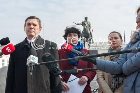  26.03.2018 WARSZAWA<br />KONFERENCJA SLD DOTYCZACA ODBIERANIA EMERYTUR SLUZBOM MUNDUROWYM LIST DO PREZYDENTA<br />N/Z MONIKA JARUZELSKA JANUSZ ZEMKE ANNA MARIA ZUKOWSKA<br /> 