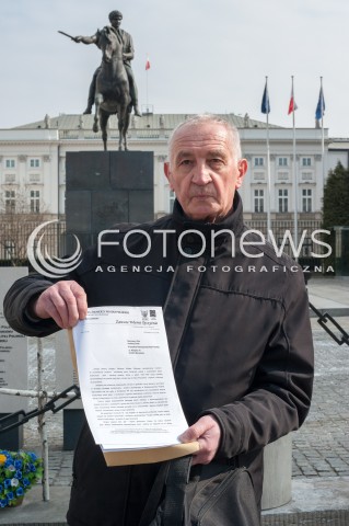  26.03.2018 WARSZAWA<br />KONFERENCJA SLD DOTYCZACA ODBIERANIA EMERYTUR SLUZBOM MUNDUROWYM LIST DO PREZYDENTA<br />N/Z SYGNOTARIUSZ LISTU <br /> 