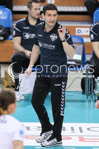  28.03.2018 RZESZOW <br />SIATKOWKA LIGA SIATKOWKI KOBIET LSK 2017/2018 WOMEN VOLLEYBALL POLAND POLISH LEAGUE <br />MECZ DEVELOPRES SKYRES RZESZOW - TREFL PROXIMA KRAKOW <br />N/Z LORENZO MICELLI - I TRENER ( HEAD COACH ) SYLWETKA <br /> 