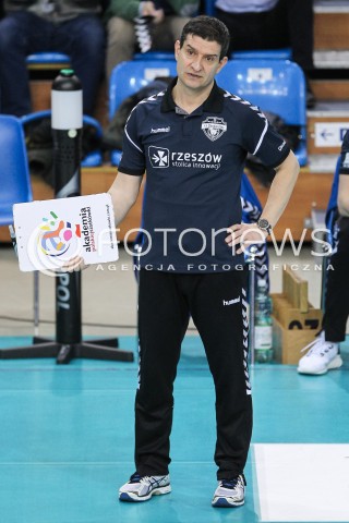  28.03.2018 RZESZOW <br />SIATKOWKA LIGA SIATKOWKI KOBIET LSK 2017/2018 WOMEN VOLLEYBALL POLAND POLISH LEAGUE <br />MECZ DEVELOPRES SKYRES RZESZOW - TREFL PROXIMA KRAKOW <br />N/Z LORENZO MICELLI - I TRENER ( HEAD COACH ) SYLWETKA <br /> 