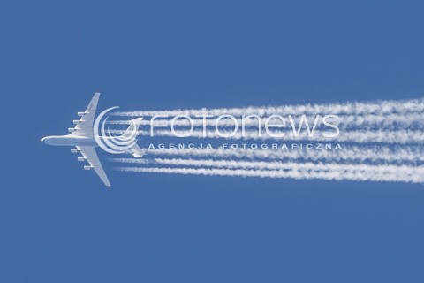  03.04.2018 RZESZOW<br />NAJWIEKSZY SAMOLOT SWIATA ANTONOV AN-225 MRIJA NAD POLSKA<br />SAMOLOT WYKONAL LOT ZE SWOJEJ MACIERZYSTEJ BAZY W KIJOWIE DO LIPSKA<br />AN 225 MRIJA TO NAJWIEKSZY I NAJCIEZCZY SAMOLOT SWIATA ISTNIEJACY TYLKO W JEDNYM EGZEMPLARZU. POSIADA SZESC SILNIKOW I JEGO MAKSYMALNA MASA STARTOWA TO PONAD 640 TON. SAMOLOT PIERWOTNIE SKONSTRUOWANO Z MYSLA O TRANSPORCIE STATKOW KOSMICZNYCH NA JEGO KADLUBIE.<br />N/Z SAMOLOT MRIJA<br /> 