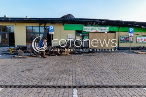  06.04.2018 GNIEWINO<br />
KRAJOBRAZ PO POZARZE SKLEPU SPOZYWCZEGO DELIKATESY CENTRUM<br />
N/Z GLOWNE WEJSCIE DO SKLEPU WOKOL KTOREGO ZOSTALY POROZRZUCANE SPALONE WOZKI SKLEPOWE I REGALY<br />
 