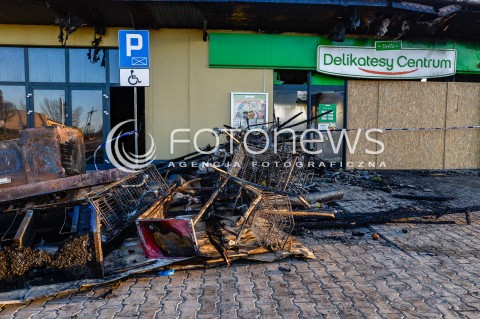  06.04.2018 GNIEWINO<br />
KRAJOBRAZ PO POZARZE SKLEPU SPOZYWCZEGO DELIKATESY CENTRUM<br />
N/Z GLOWNE WEJSCIE DO SKLEPU WOKOL KTOREGO ZOSTALY POROZRZUCANE SPALONE WOZKI SKLEPOWE I REGALY<br />
 
