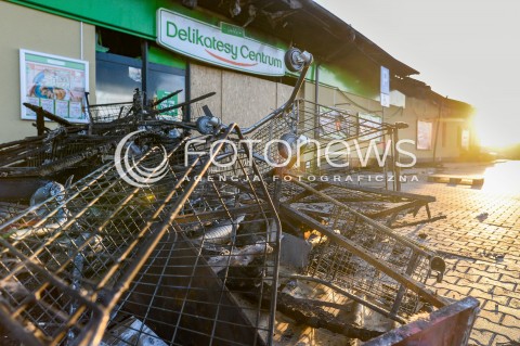  06.04.2018 GNIEWINO<br />
KRAJOBRAZ PO POZARZE SKLEPU SPOZYWCZEGO DELIKATESY CENTRUM<br />
N/Z GLOWNE WEJSCIE DO SKLEPU WOKOL KTOREGO ZOSTALY POROZRZUCANE SPALONE WOZKI SKLEPOWE I REGALY<br />
 