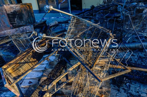  06.04.2018 GNIEWINO<br />
KRAJOBRAZ PO POZARZE SKLEPU SPOZYWCZEGO DELIKATESY CENTRUM<br />
N/Z SPALONE WOZKI SKLEPOWE<br />
 