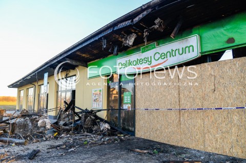  06.04.2018 GNIEWINO<br />
KRAJOBRAZ PO POZARZE SKLEPU SPOZYWCZEGO DELIKATESY CENTRUM<br />
N/Z GLOWNE WEJSCIE DO SKLEPU WOKOL KTOREGO ZOSTALY POROZRZUCANE SPALONE WOZKI SKLEPOWE I REGALY<br />
 