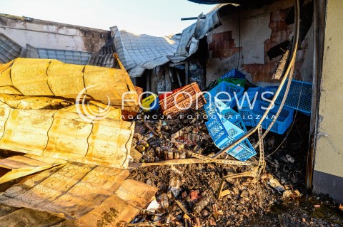  06.04.2018 GNIEWINO<br />
KRAJOBRAZ PO POZARZE SKLEPU SPOZYWCZEGO DELIKATESY CENTRUM<br />
N/Z WEJSCIE DO MAGAZYNU SKLEPOWEGO ZASTAWIONE SPALONYM TOWAREM<br />
 