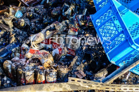  06.04.2018 GNIEWINO<br />
KRAJOBRAZ PO POZARZE SKLEPU SPOZYWCZEGO DELIKATESY CENTRUM<br />
N/Z PUSZKI Z PIWEM TYSKIE WE WNETRZU SPALONEGO SKLEPU<br />
 