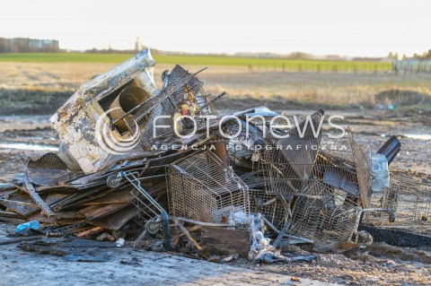  06.04.2018 GNIEWINO<br />
KRAJOBRAZ PO POZARZE SKLEPU SPOZYWCZEGO DELIKATESY CENTRUM<br />
N/Z WOZKI SKLEPOWE I POZOSTALOSCI REGALOW WYNIESIONE NA SKLEPOWY PARKING <br />
 