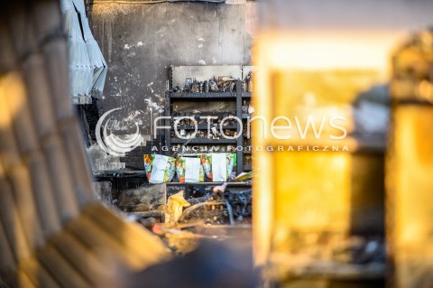  06.04.2018 GNIEWINO<br />
KRAJOBRAZ PO POZARZE SKLEPU SPOZYWCZEGO DELIKATESY CENTRUM<br />
N/Z REKLAMOWKI SKLEPOWE NA LADZIE SPALONEGO WNETRZA SKLEPOWEGO<br />
 