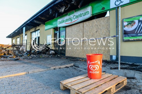  06.04.2018 GNIEWINO<br />
KRAJOBRAZ PO POZARZE SKLEPU SPOZYWCZEGO DELIKATESY CENTRUM<br />
N/Z GLOWNE WEJSCIE DO SKLEPU WOKOL KTOREGO ZOSTALY POROZRZUCANE SPALONE WOZKI SKLEPOWE I REGALY<br />
 