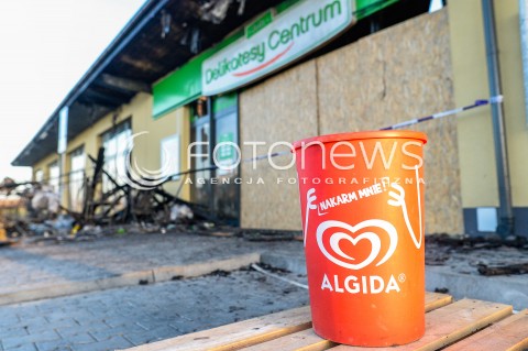  06.04.2018 GNIEWINO<br />
KRAJOBRAZ PO POZARZE SKLEPU SPOZYWCZEGO DELIKATESY CENTRUM<br />
N/Z GLOWNE WEJSCIE DO SKLEPU WOKOL KTOREGO ZOSTALY POROZRZUCANE SPALONE WOZKI SKLEPOWE I REGALY<br />
 