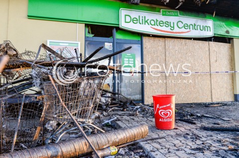  06.04.2018 GNIEWINO<br />
KRAJOBRAZ PO POZARZE SKLEPU SPOZYWCZEGO DELIKATESY CENTRUM<br />
N/Z GLOWNE WEJSCIE DO SKLEPU WOKOL KTOREGO ZOSTALY POROZRZUCANE SPALONE WOZKI SKLEPOWE I REGALY<br />
 