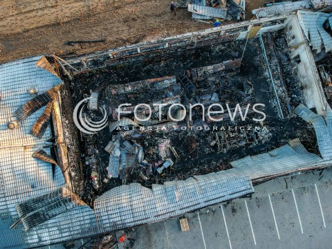  06.04.2018 GNIEWINO<br />
KRAJOBRAZ PO POZARZE SKLEPU SPOZYWCZEGO DELIKATESY CENTRUM<br />
N/Z WIDOK SKLEPU Z GORY NA KTORYM WIDAC ROZMIARY POZARU<br />
 