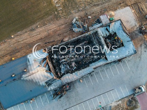  06.04.2018 GNIEWINO<br />
KRAJOBRAZ PO POZARZE SKLEPU SPOZYWCZEGO DELIKATESY CENTRUM<br />
N/Z WIDOK SKLEPU Z GORY NA KTORYM WIDAC ROZMIARY POZARU<br />
 