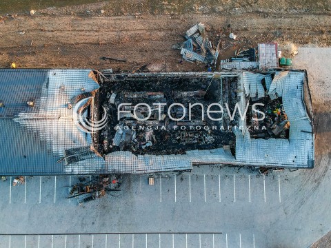  06.04.2018 GNIEWINO<br />
KRAJOBRAZ PO POZARZE SKLEPU SPOZYWCZEGO DELIKATESY CENTRUM<br />
N/Z WIDOK SKLEPU Z GORY NA KTORYM WIDAC ROZMIARY POZARU<br />
 