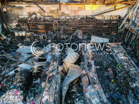  06.04.2018 GNIEWINO<br />
KRAJOBRAZ PO POZARZE SKLEPU SPOZYWCZEGO DELIKATESY CENTRUM<br />
N/Z WIDOK SKLEPU Z GORY NA KTORYM WIDAC ROZMIARY POZARU<br />
 