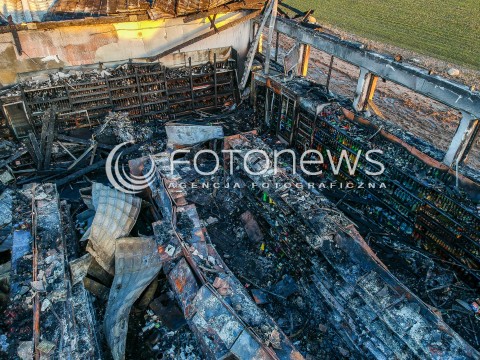  06.04.2018 GNIEWINO<br />
KRAJOBRAZ PO POZARZE SKLEPU SPOZYWCZEGO DELIKATESY CENTRUM<br />
N/Z WIDOK SKLEPU Z GORY NA KTORYM WIDAC ROZMIARY POZARU<br />
 