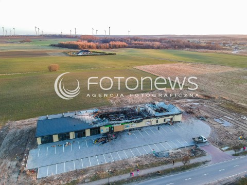  06.04.2018 GNIEWINO<br />
KRAJOBRAZ PO POZARZE SKLEPU SPOZYWCZEGO DELIKATESY CENTRUM<br />
N/Z WIDOK SKLEPU Z GORY NA KTORYM WIDAC ROZMIARY POZARU<br />
 