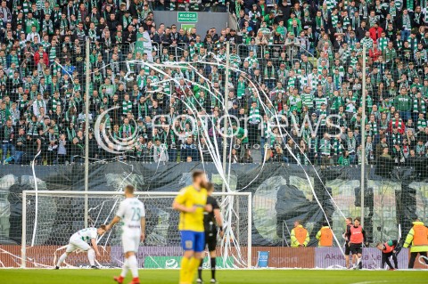  07.04.2018 GDANSK<br />PILKA NOZNA - EKSTRAKLASA SEZON 2017/2018<br />MECZ LECHIA GDANSK - ARKA GDYNIA<br />N/Z KIBICE WYRZUCAJACY PAPIER NA MURAWE<br /> 