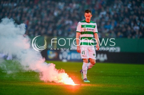  07.04.2018 GDANSK<br />PILKA NOZNA - EKSTRAKLASA SEZON 2017/2018<br />MECZ LECHIA GDANSK - ARKA GDYNIA<br />N/Z PAWEL STOLARSKI WYRZUCA RECE Z BOISKA<br /> 