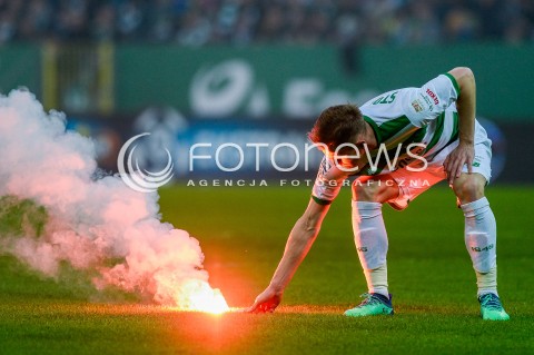  07.04.2018 GDANSK<br />PILKA NOZNA - EKSTRAKLASA SEZON 2017/2018<br />MECZ LECHIA GDANSK - ARKA GDYNIA<br />N/Z PAWEL STOLARSKI WYRZUCA RECE Z BOISKA<br /> 