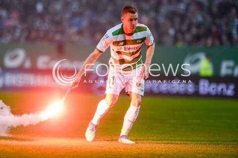  07.04.2018 GDANSK<br />PILKA NOZNA - EKSTRAKLASA SEZON 2017/2018<br />MECZ LECHIA GDANSK - ARKA GDYNIA<br />N/Z PAWEL STOLARSKI WYRZUCA RECE Z BOISKA<br /> 