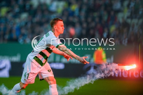  07.04.2018 GDANSK<br />PILKA NOZNA - EKSTRAKLASA SEZON 2017/2018<br />MECZ LECHIA GDANSK - ARKA GDYNIA<br />N/Z PAWEL STOLARSKI WYRZUCA RECE Z BOISKA<br /> 