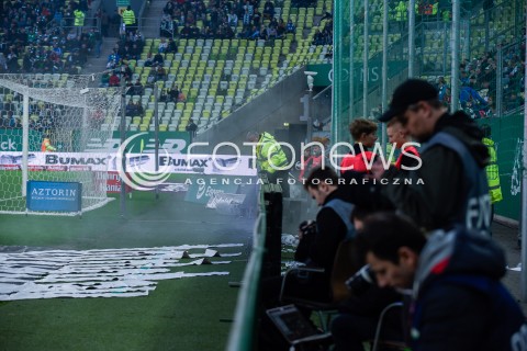  07.04.2018 GDANSK<br />PILKA NOZNA - EKSTRAKLASA SEZON 2017/2018<br />MECZ LECHIA GDANSK - ARKA GDYNIA<br />N/Z PAWEL STOLARSKI WYRZUCA RECE Z BOISKA ZAPALONA REKLAMA<br /> 