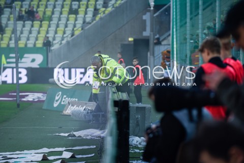  07.04.2018 GDANSK<br />PILKA NOZNA - EKSTRAKLASA SEZON 2017/2018<br />MECZ LECHIA GDANSK - ARKA GDYNIA<br />N/Z PAWEL STOLARSKI WYRZUCA RECE Z BOISKA ZAPALONA REKLAMA<br /> 