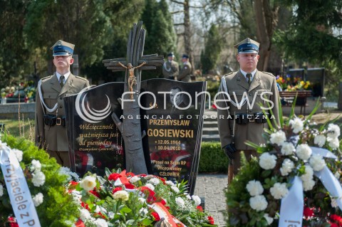  10.04.2018 WARSZWA<br />ZLOZENIE WIENCOW PRZED POMNIKIEM OFIAR KATASTROFY SMOLENSKIEJ <br />N/Z GROB PRZEMYSLAW GOSIEWSKI<br /> 