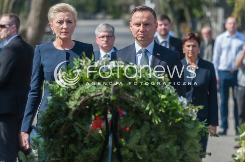  10.04.2018 WARSZWA<br />ZLOZENIE WIENCOW PRZED POMNIKIEM OFIAR KATASTROFY SMOLENSKIEJ <br />N/Z PREZYDENT RP ANDRZEJ DUDA AGATA KORNHAUSER DUDA<br /> 