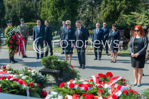  10.04.2018 WARSZWA<br />ZLOZENIE WIENCOW PRZED POMNIKIEM OFIAR KATASTROFY SMOLENSKIEJ <br />N/Z PREZYDENT RP ANDRZEJ DUDA AGATA KORNHAUSER DUDA<br /> 