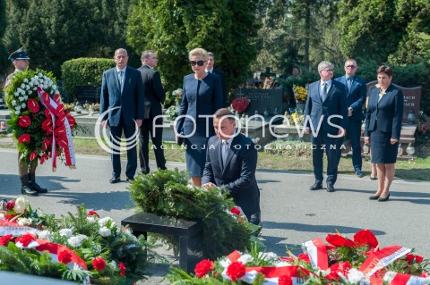  10.04.2018 WARSZWA<br />ZLOZENIE WIENCOW PRZED POMNIKIEM OFIAR KATASTROFY SMOLENSKIEJ <br />N/Z PREZYDENT RP ANDRZEJ DUDA AGATA KORNHAUSER DUDA<br /> 