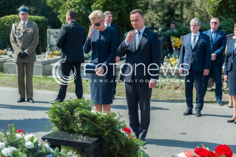 Złożenie wieńców przed pomnikiem ofiar katastrofy smoleńskiej w Warszawie