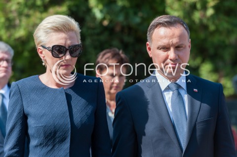  10.04.2018 WARSZWA<br />ZLOZENIE WIENCOW PRZED POMNIKIEM OFIAR KATASTROFY SMOLENSKIEJ <br />N/Z PREZYDENT RP ANDRZEJ DUDA AGATA KORNHAUSER DUDA<br /> 