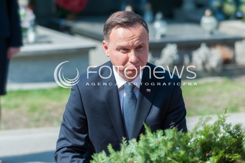 10.04.2018 WARSZWA<br />ZLOZENIE WIENCOW PRZED POMNIKIEM OFIAR KATASTROFY SMOLENSKIEJ <br />N/Z PREZYDENT RP ANDRZEJ DUDA<br /> 