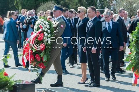  10.04.2018 WARSZWA<br />ZLOZENIE WIENCOW PRZED POMNIKIEM OFIAR KATASTROFY SMOLENSKIEJ <br />N/Z PREZYDENT RP ANDRZEJ DUDA AGATA KORNHAUSER DUDA<br /> 