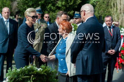  10.04.2018 WARSZWA<br />ZLOZENIE WIENCOW PRZED POMNIKIEM OFIAR KATASTROFY SMOLENSKIEJ <br />N/Z PREZYDENT RP ANDRZEJ DUDA AGATA KORNHAUSER DUDA<br /> 