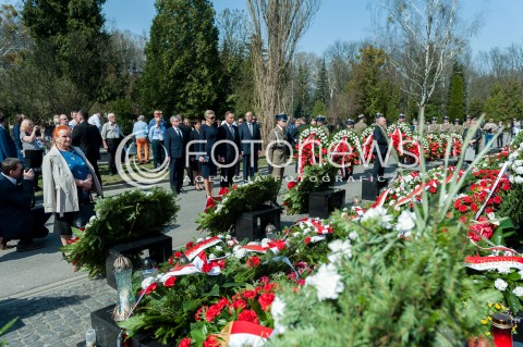  10.04.2018 WARSZWA<br />ZLOZENIE WIENCOW PRZED POMNIKIEM OFIAR KATASTROFY SMOLENSKIEJ <br />N/Z PREZYDENT RP ANDRZEJ DUDA AGATA KORNHAUSER DUDA<br /> 