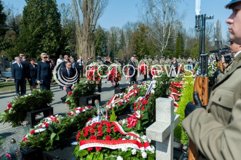  10.04.2018 WARSZWA<br />ZLOZENIE WIENCOW PRZED POMNIKIEM OFIAR KATASTROFY SMOLENSKIEJ <br />N/Z PREZYDENT RP ANDRZEJ DUDA AGATA KORNHAUSER DUDA<br /> 