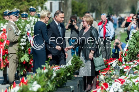  10.04.2018 WARSZWA<br />ZLOZENIE WIENCOW PRZED POMNIKIEM OFIAR KATASTROFY SMOLENSKIEJ <br />N/Z PREZYDENT RP ANDRZEJ DUDA AGATA KORNHAUSER DUDA<br /> 